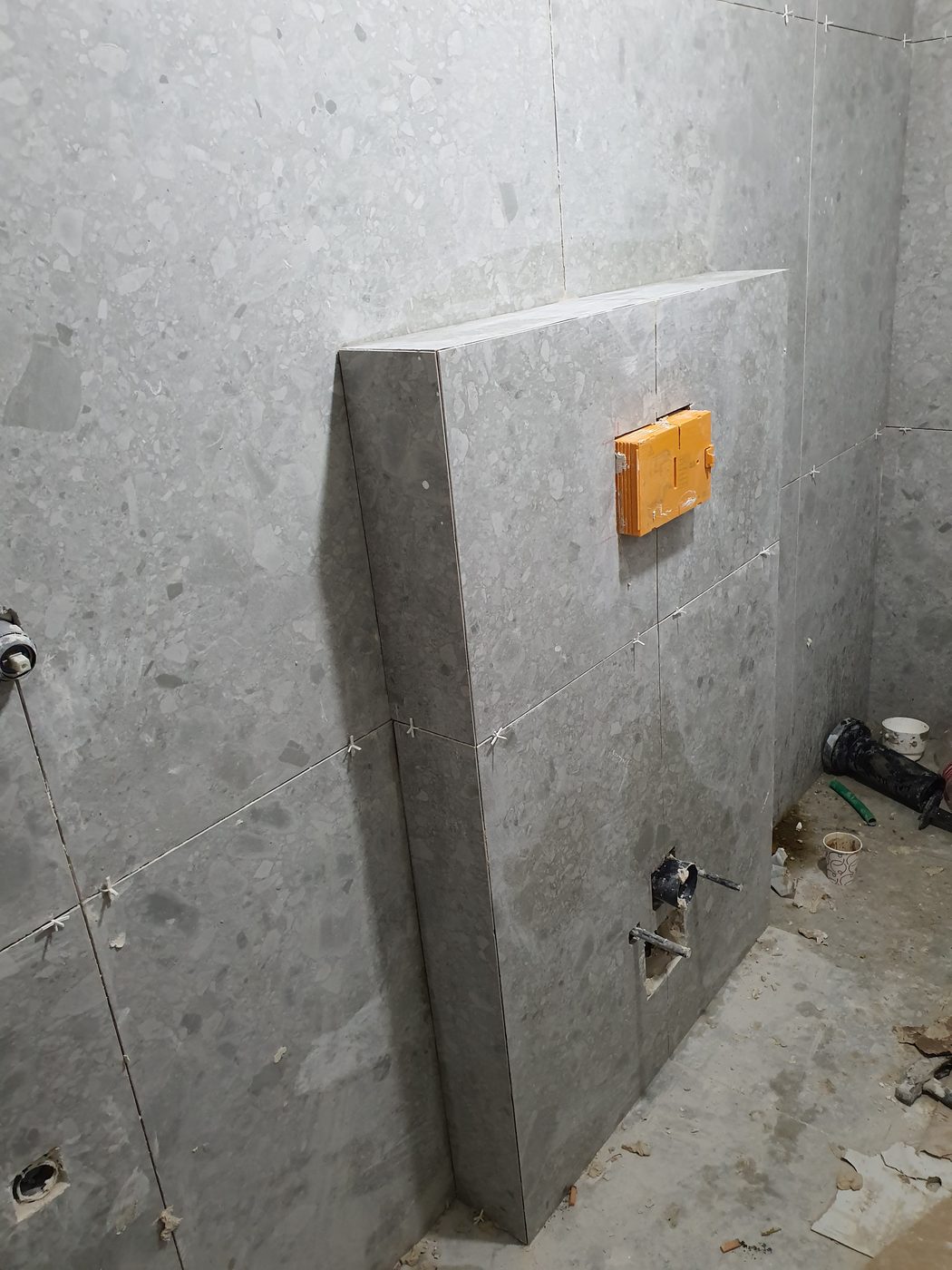 חיפוי אבן ומסגרת ניאגרה סמויה בחדר רחצה בשלב ביניים