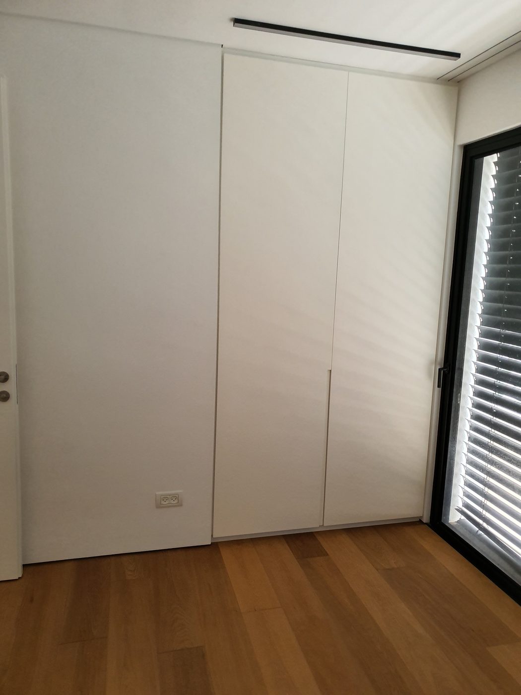 ארונות נגרות בגובה מלא ורצפת פרקט